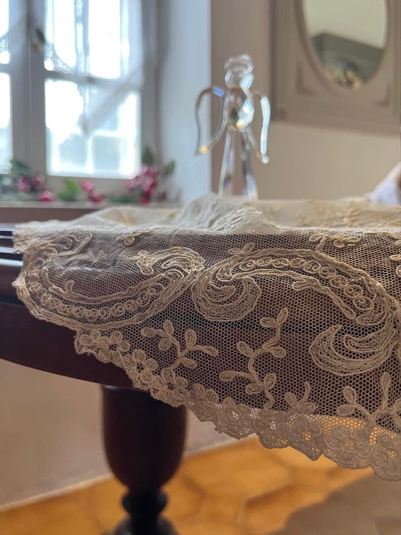 ◆フランスアンティーク｜美品チュールレーステーブルセンター花刺繍フリルクリーム