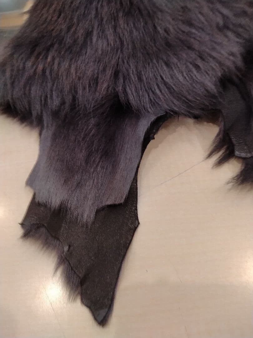 カールドノヒュー　ラムスキン　ボタンスカーフ　マフラー